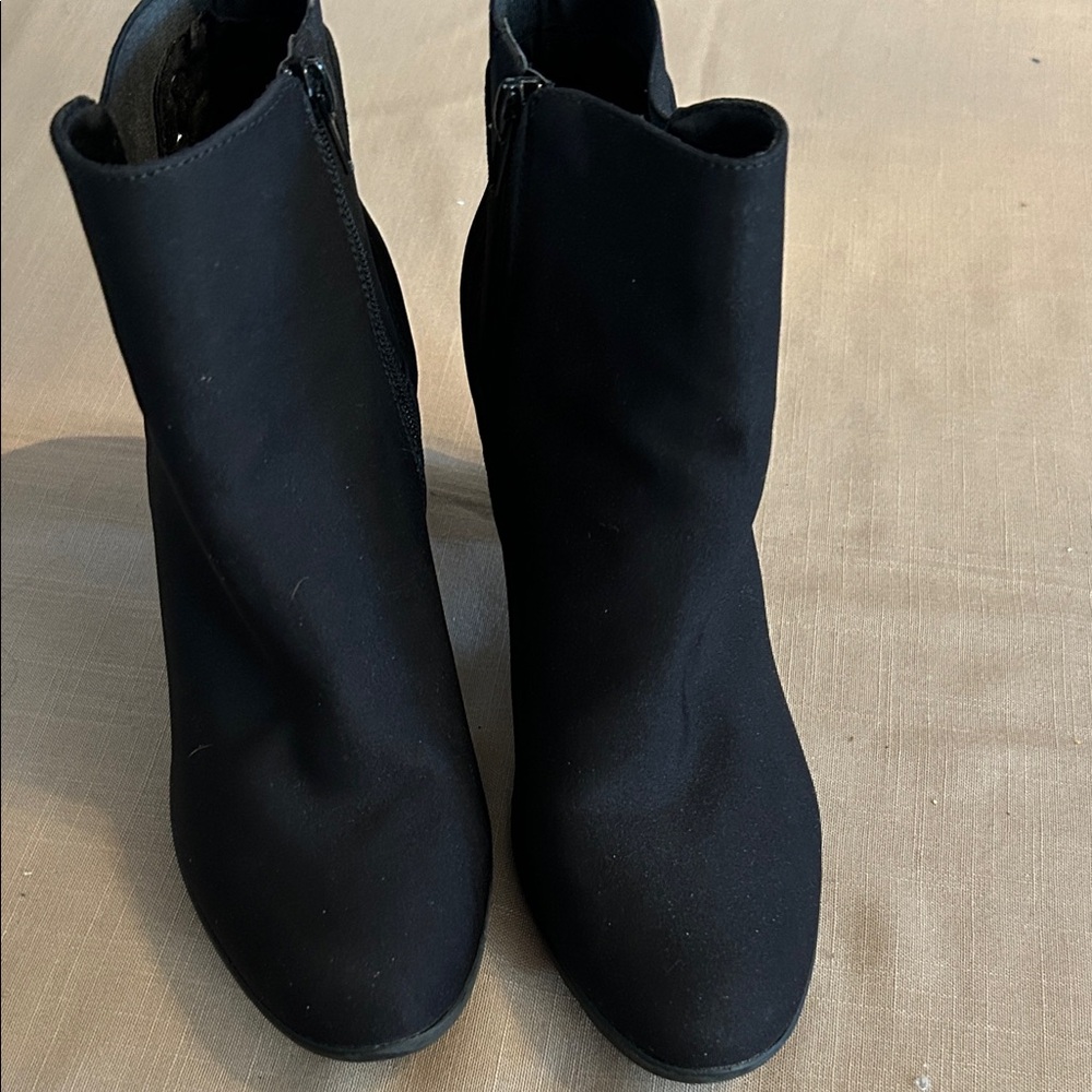 EUC Anne Klein Black Ankle Booties